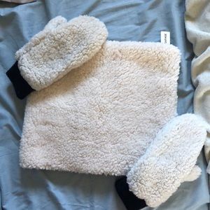 Garage scarf and mitten set